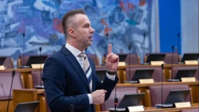 Bogdanović: Evo kako izgleda DPS-ov lopovluk u crnogorskoj narodnoj nošnji, sa sve crnogorskom zastavom preko ramena