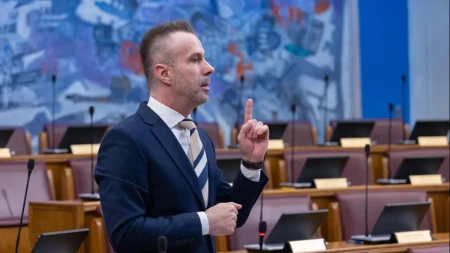 Bogdanović: Evo kako izgleda DPS-ov lopovluk u crnogorskoj narodnoj nošnji, sa sve crnogorskom zastavom preko ramena