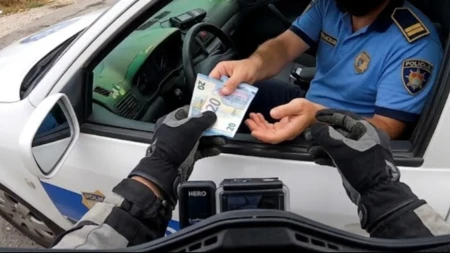 (VIDEO) Kamera na kacigi snimila sve: Policajac u Tivtu osumnjičen da je uzeo 40 eura mita