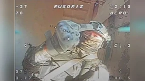 Ruski vojnik golim rukama uhvatio ukrajinski FPV dron u letu! (VIDEO)