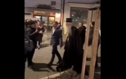 PODRŽAO IH, A ONI MU ZVIŽDALI: Blokaderi prepoznali samo mantiju! Pale maske u Novom Sadu! (VIDEO)