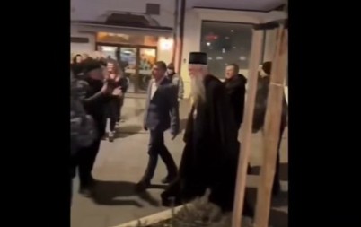 PODRŽAO IH, A ONI MU ZVIŽDALI: Blokaderi prepoznali samo mantiju! Pale maske u Novom Sadu! (VIDEO)