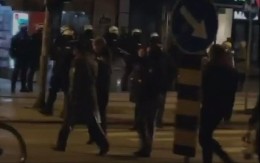 ŠOK SNIMAK IZ SRBIJE: Blokader u nacističkom pozdravu iza srpskog oficira! (VIDEO)