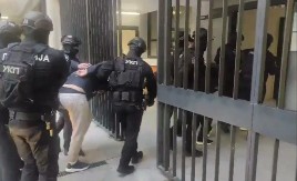 REKETAŠI SPROVEDENI POD NAJJAČIM MERAMA OBEZBEĐENJA NA SASLUŠANJE U VJT U BEOGRADU: Vlasnicima lokala nudili "zaštitu" za 150.000 evra? (video)