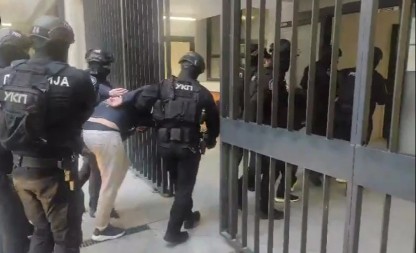 REKETAŠI SPROVEDENI POD NAJJAČIM MERAMA OBEZBEĐENJA NA SASLUŠANJE U VJT U BEOGRADU: Vlasnicima lokala nudili "zaštitu" za 150.000 evra? (video)