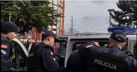 EDIN KOLAREVIĆ TOKOM SPROVOĐENJA UJAKA U MARICU: „Bando jedna bezočna!“ Okupljeni uzvikivali „UA CRNA GORO!“