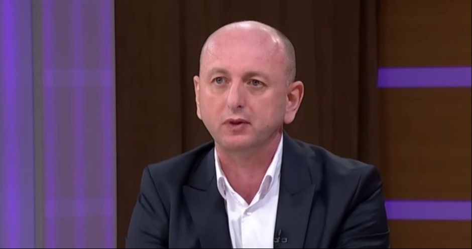 KNEŽEVIĆ UDARIO NA SPAJIĆA: Vlada „kuva magarca“, Mujović nema legitimitet