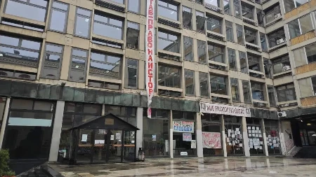 TRAGEDIJA ISPRED FILOZOFSKOG: Tijelo djevojke pronađeno u Beogradu, sumnja se da je prethodio incident u zgradi