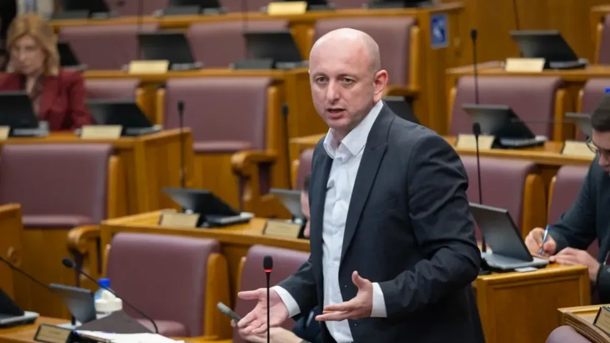 PRVO SAM MILA VIDIO SA TROBOJKOM: Knežević izazvao reakcije DPS-a u Skupštini