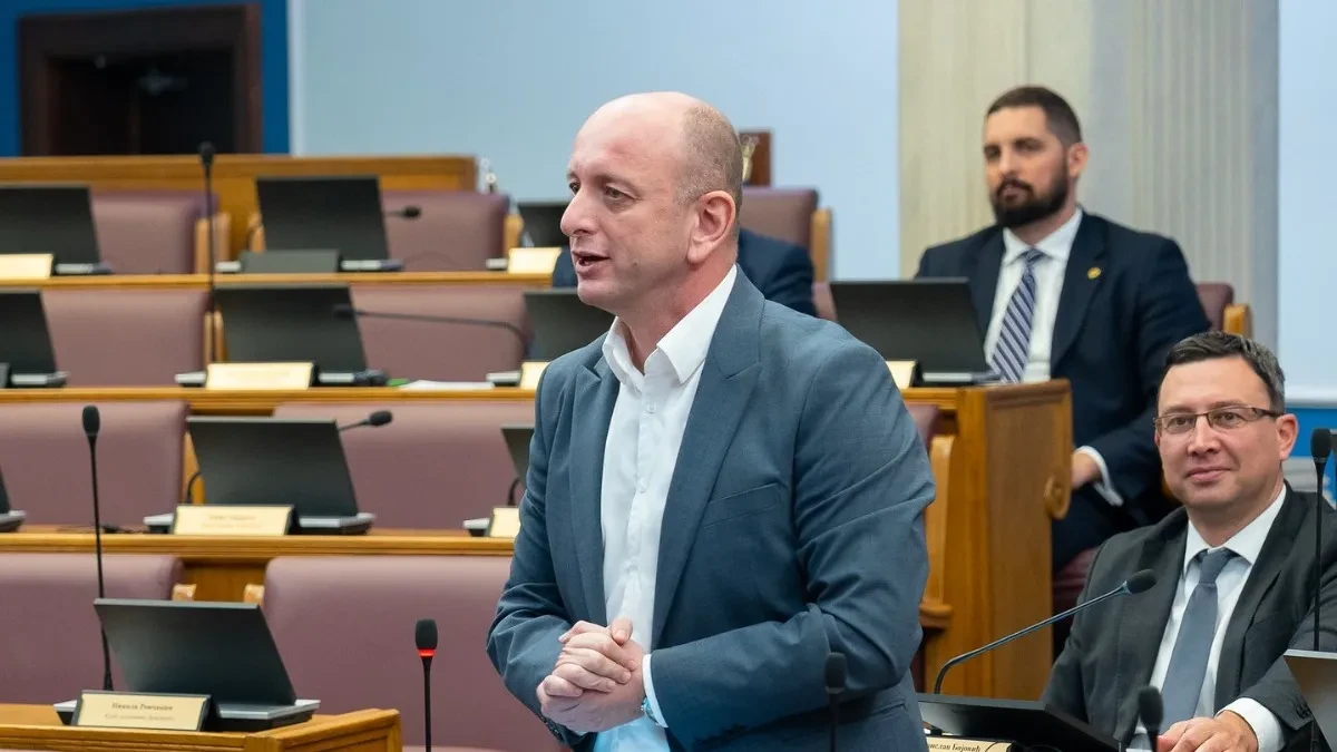 Žestok sukob u Skupštini: Knežević optužio Hutera za veze sa kavačkim klanom