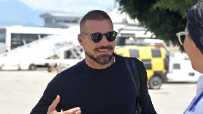 Haos u Podgorici: Preinut koncert Rikija Martina, ljudi u panici bježe sa trga (VIDEO)