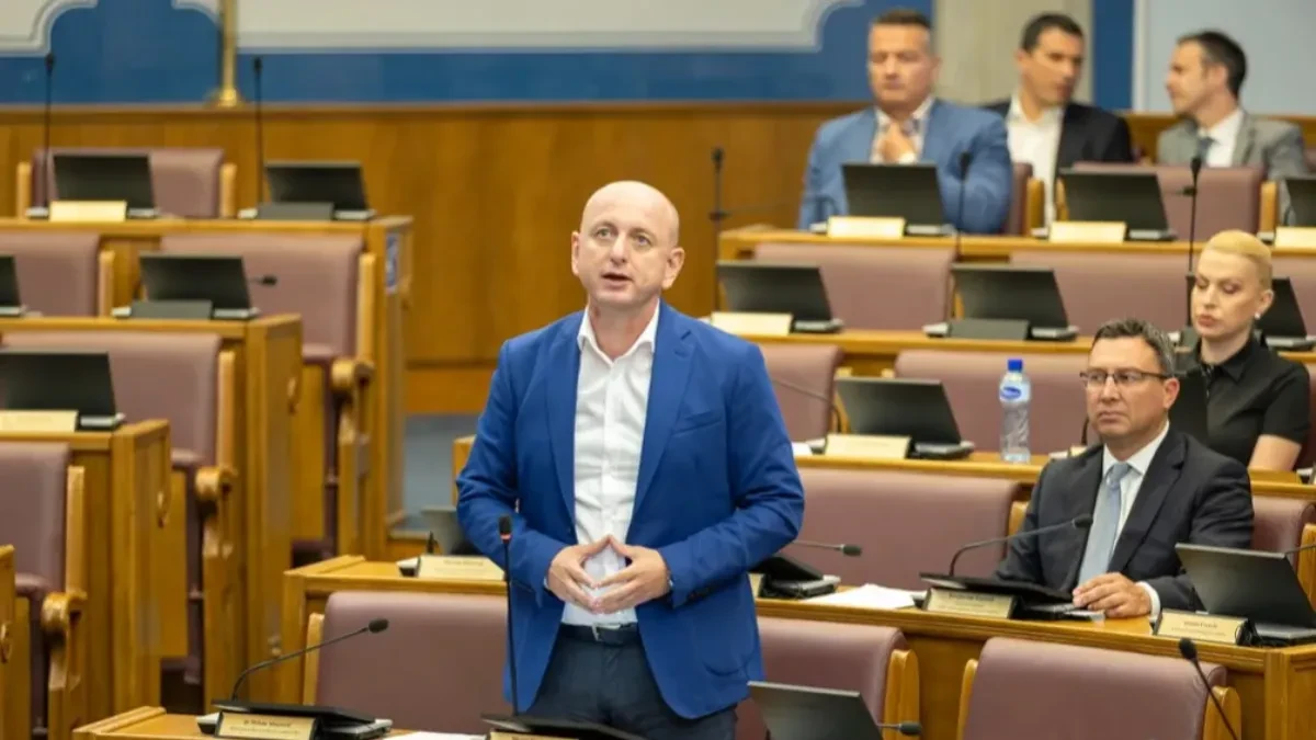 Knežević uzvratio Spajiću: Ne može jedan Singapurćanin više voljeti Podgoricu od mene
