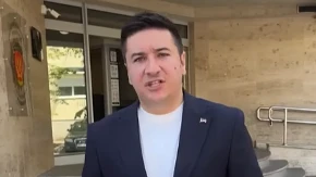 Dajković saslušan u policiji zbog pjesama: Na razgovor došao sa guslama (VIDEO)