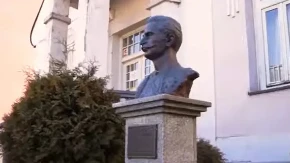 Zbog trobojke premještena škola? Polemike nakon odluke da se skup diplomata izmjesti iz Berana
