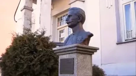 Zbog trobojke premještena škola? Polemike nakon odluke da se skup diplomata izmjesti iz Berana