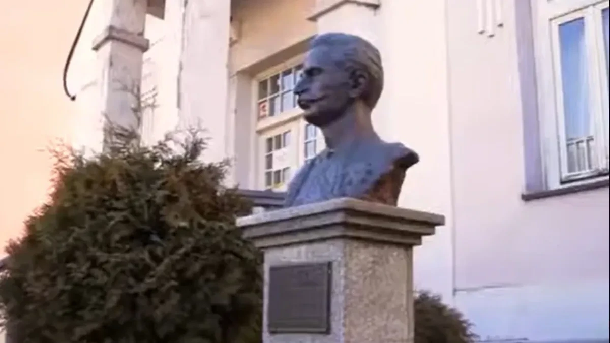 Zbog trobojke premještena škola? Polemike nakon odluke da se skup diplomata izmjesti iz Berana