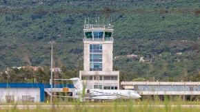 Crnogorska policija detaljno provjerava putnike sa čarter leta iz Beograda: 90 državljana Srbije ispituju šta će u Crnoj Gori uoči samita u Tivtu?