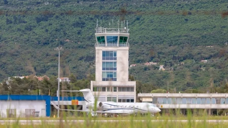 Crnogorska policija detaljno provjerava putnike sa čarter leta iz Beograda: 90 državljana Srbije ispituju šta će u Crnoj Gori uoči samita u Tivtu?
