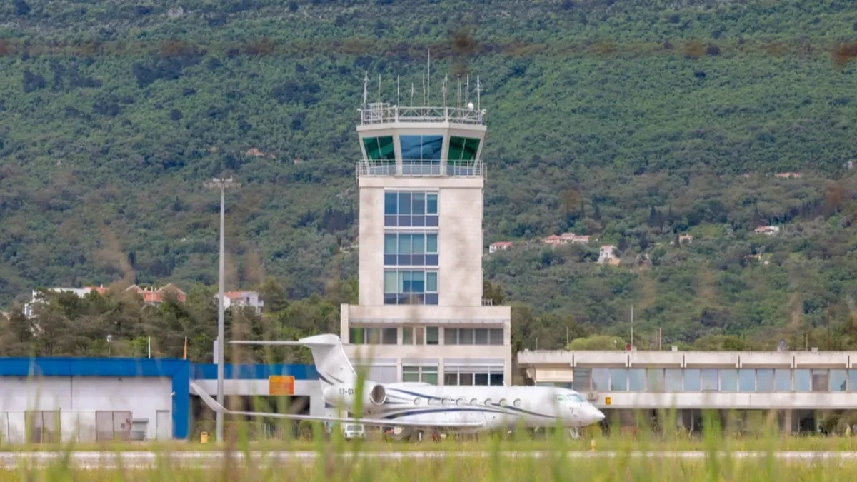 Crnogorska policija detaljno provjerava putnike sa čarter leta iz Beograda: 90 državljana Srbije ispituju šta će u Crnoj Gori uoči samita u Tivtu?