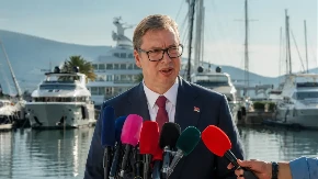 Vučić uzvratio iz Tivta: Nisu kriminalci momci sa transparentima, vođe kavačkog klana sjede u Crnoj Gori