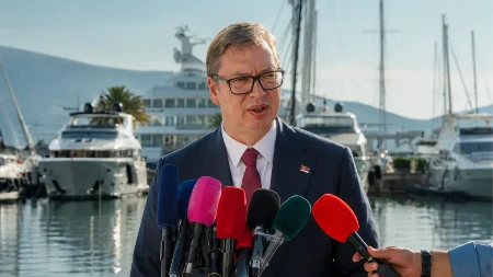 Vučić uzvratio iz Tivta: Nisu kriminalci momci sa transparentima, vođe kavačkog klana sjede u Crnoj Gori
