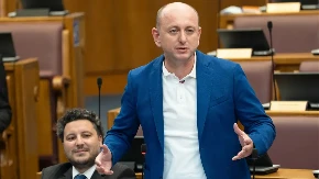Knežević: Crna Gora postala rob Hrvatske; Tompson može, a tri prsta ne mogu