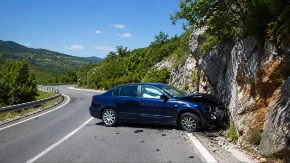 Automobil udario u stijenu na putu Podgorica-Nikšić, nema povrijeđenih