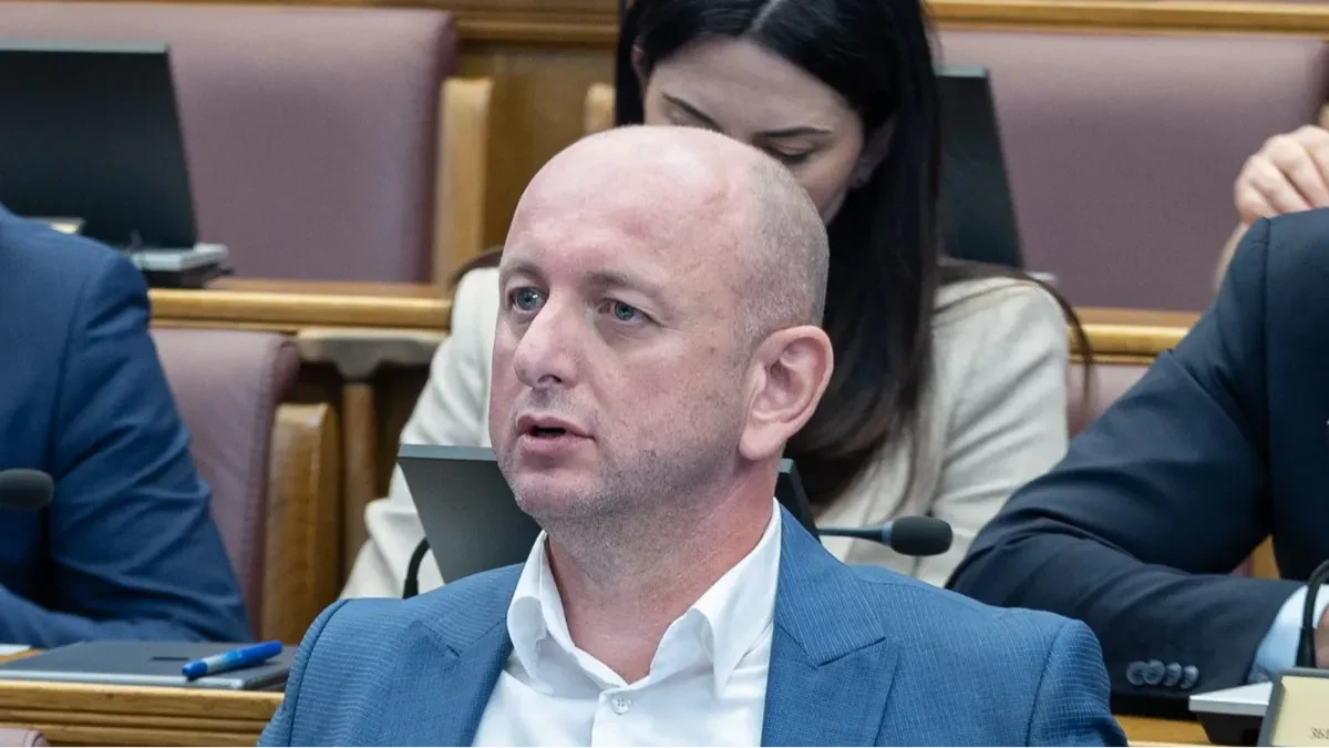 Knežević: Formiranje tima za crnogorski jezik u EU direktan je udar na govornike srpskog jezika