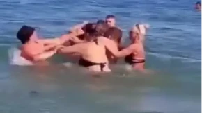 Makljaža žena u Ulcinju! Dohvatile se u vodi, sijevali udarci, dijete na gumi sve gledalo! Turisti u šoku (VIDEO)