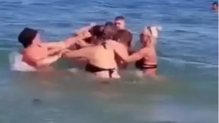 Makljaža žena u Ulcinju! Dohvatile se u vodi, sijevali udarci, dijete na gumi sve gledalo! Turisti u šoku (VIDEO)