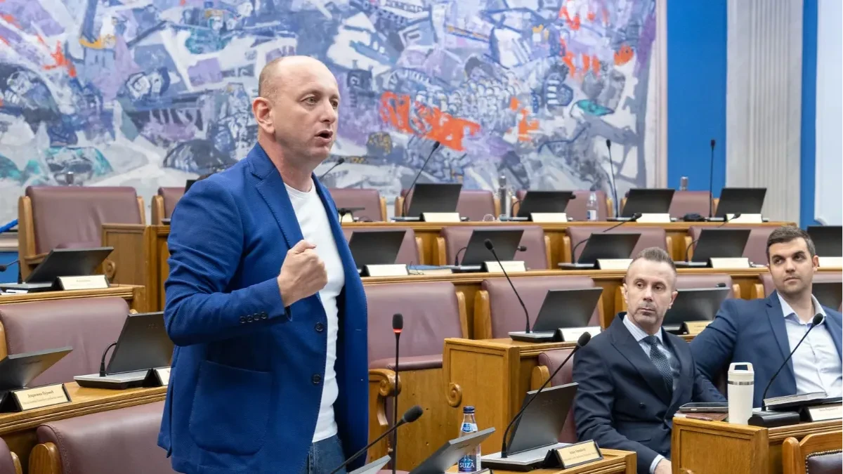 Knežević razobličio premijera: Meni je Vučić dao orden, a vama partiju, logistiku i infrastrukturu