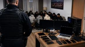 U stanu u Podgorici zatekli 11 državljana Turske: Trojica uhapšena, pronađena računarska i digitalna oprema