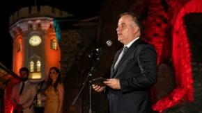 Otkazana politička govorancija, pa se Spajićeva svita okrenula na kružnom toku: Šta se dogodilo pred otvaranje festivala?