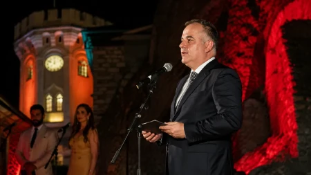 Otkazana politička govorancija, pa se Spajićeva svita okrenula na kružnom toku: Šta se dogodilo pred otvaranje festivala?