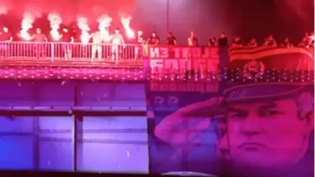 Beograd se oprostio od Ratka Mladića: Na Brankovom mostu razvijen ogroman transparent uz baklje i pjesmu (VIDEO)
