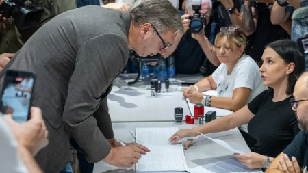 Vučić: Za manje od sat vremena prikupljeno više desetina hiljada potpisa