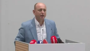 Knežević na tribini SNS-a: Već su me napali što podržavam listu Ujedinjena Srbija; Niko im ne brani da pozovu Đukanovića, Zvicera i njemačke obavještajce da im govore na skupovima