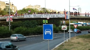 DOBRO DOŠAO KUĆI GENERALE! Građani se okupili da odaju počast Mladiću, dirljive scene i suze širom Beograda